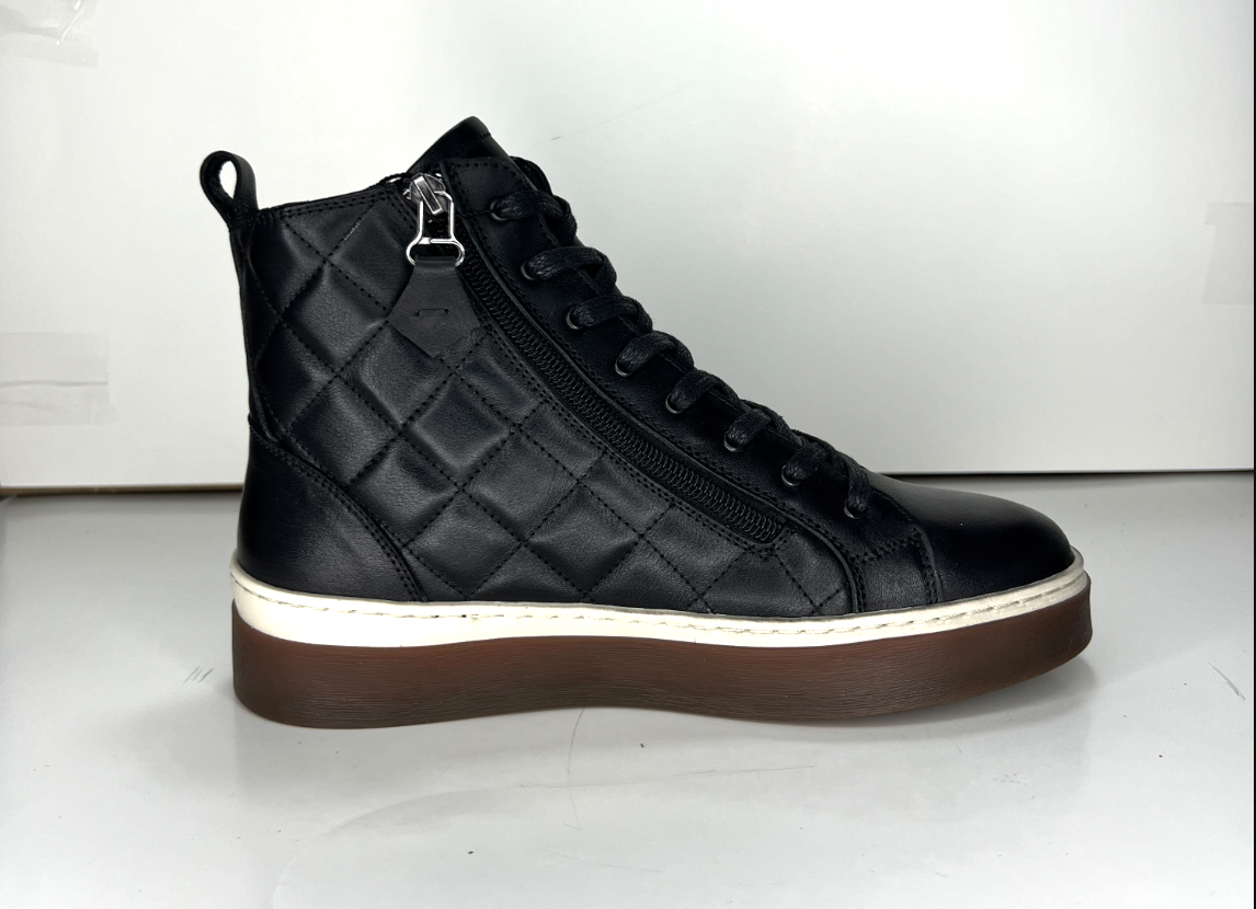 Düz arka plan üzerinde ayakkabı