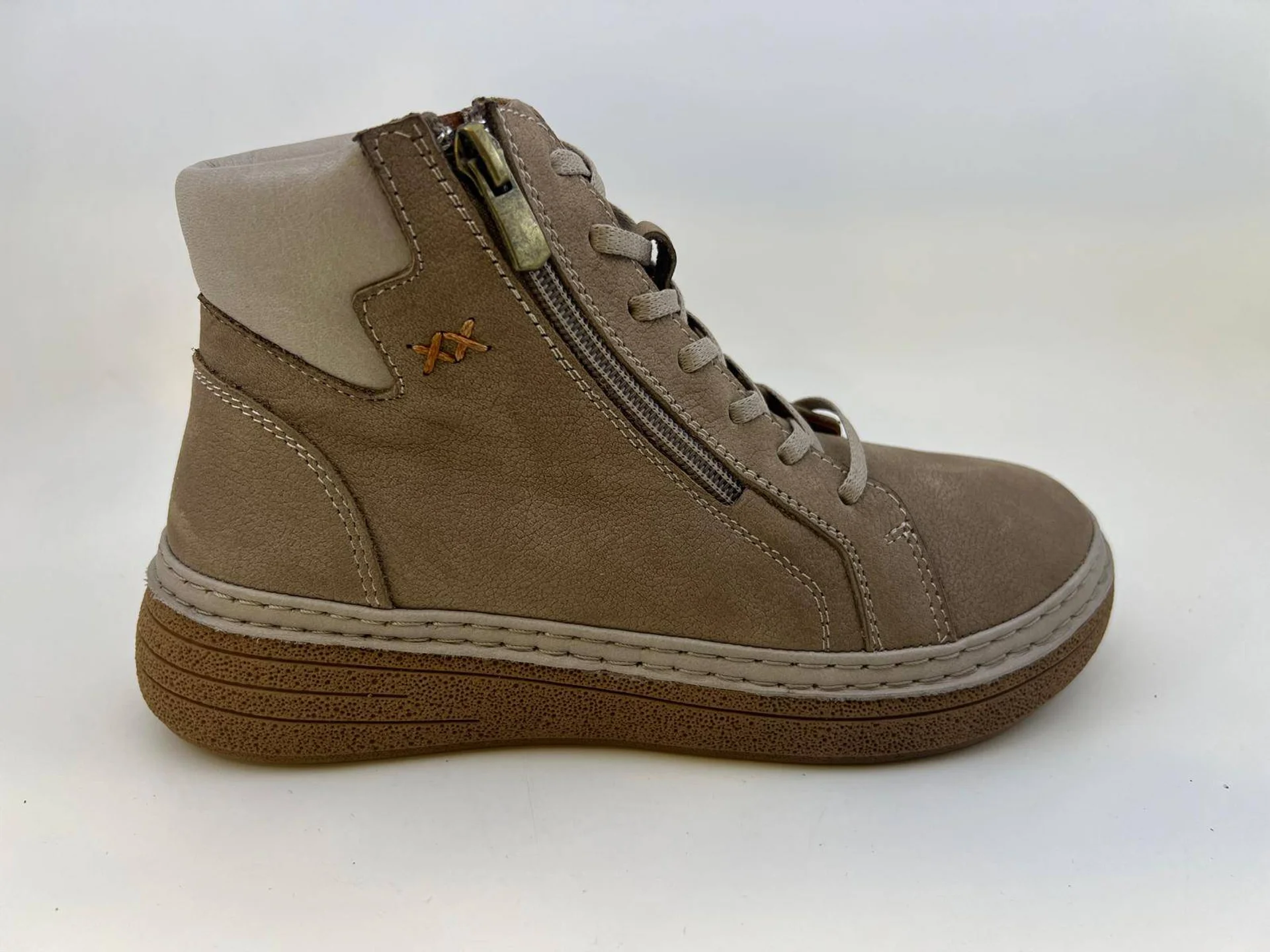 Düz arka plan üzerinde ayakkabı